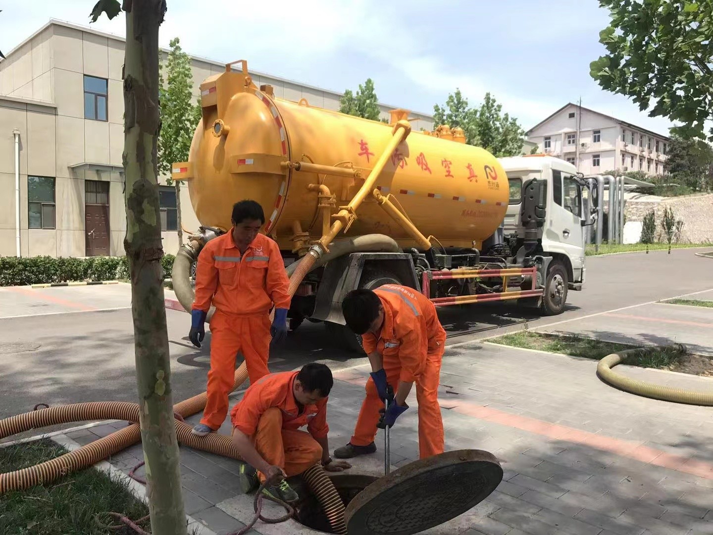 长垣管道疏通车停在窨井附近