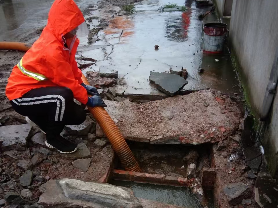 长垣专业清理污水池 炜誉市政以规范流程守护城市 “肠道”