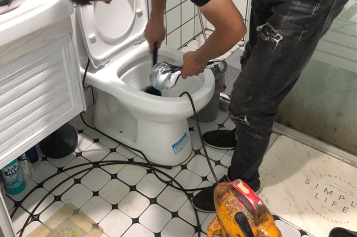 长垣马桶堵塞自己疏通还是找师傅?专业上门服务让你省时更省心